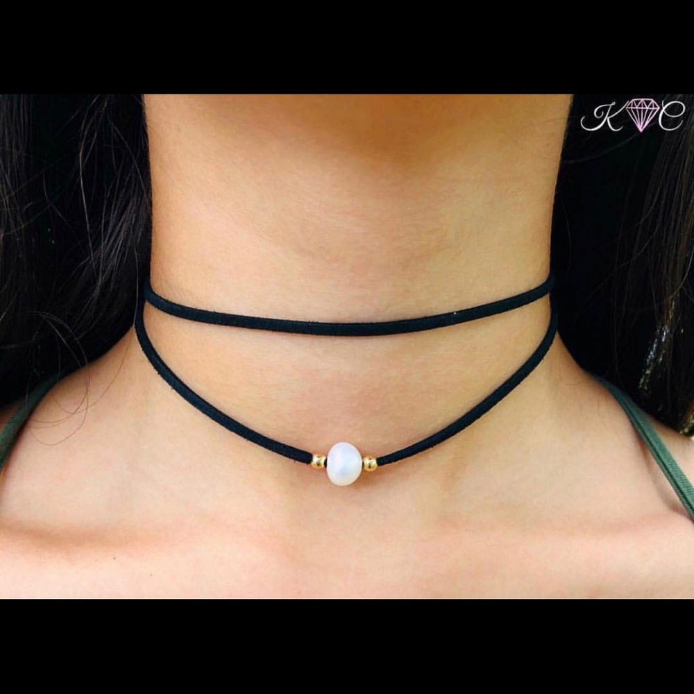Black Choker w/ a pearl and gold beads